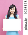 メッセージボードを持った女性
