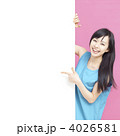 メッセージボードを持った女性