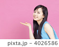 案内する女性