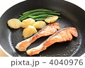 サーモンのバター焼きの調理シーン