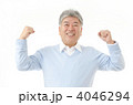 ブルーのセーターを着たシニア男性