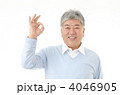 ブルーのセーターを着たシニア男性