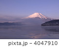富士山と氷結山中湖