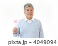 ブルーのセーターを着たシニア男性