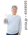 ブルーのセーターを着たシニア男性