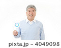 ブルーのセーターを着たシニア男性