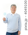 ブルーのセーターを着たシニア男性