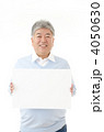 ブルーのセーターを着たシニア男性