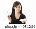 ケーキを我慢する女性