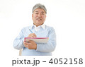 ブルーのセーターを着たシニア男性