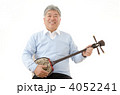 三線を弾くシニア男性