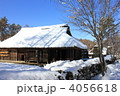 茅葺き屋根の家