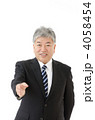 スーツを着たシニア男性
