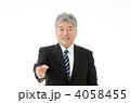 スーツを着たシニア男性