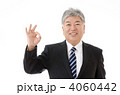 スーツを着たシニア男性