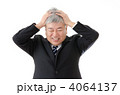 スーツを着たシニア男性