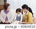 祖母に子育ての相談をする母親