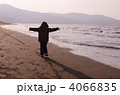 夕焼けの海と子ども