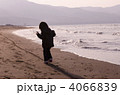 夕焼けの海と子ども