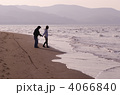 夕焼けの海とカップル