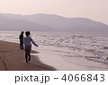 夕焼けの海とカップル