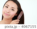若い女性（ヘアケア）