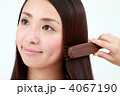 若い女性（ヘアケア）