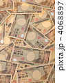 お金敷き詰め