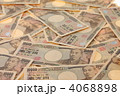 お金敷き詰め