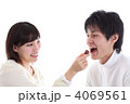 チョコレートを食べさせるカップル