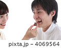 チョコレートを食べさせるカップル