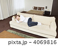 昼寝する若い女性
