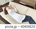 昼寝する若い女性