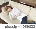 昼寝する若い女性