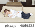 昼寝する若い女性