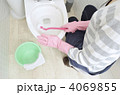 トイレ掃除する主婦