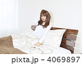 寝ぼけ眼の若い女性