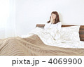 欠伸する若い女性