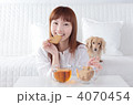 くつろぐ女性