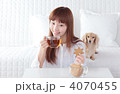 くつろぐ女性