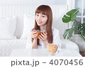 くつろぐ女性