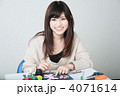 粘土工作する若い女性