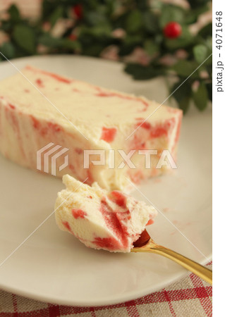 苺とミルクのアイスケーキ