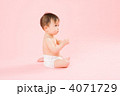 1歳の赤ちゃん　おむつ姿