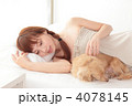 寝る若い女性