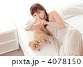 寝る若い女性