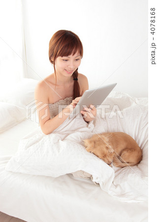 タブレットpcと若い女性