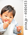 イチゴを食べる１歳児