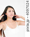 若い女性（ヘアケア）
