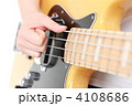 ベースを弾く